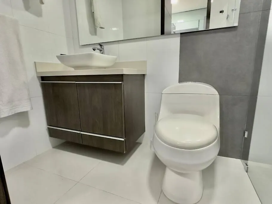 Apartamento 502 El Poblado: Beautiful & Ample Space For Families Medellín